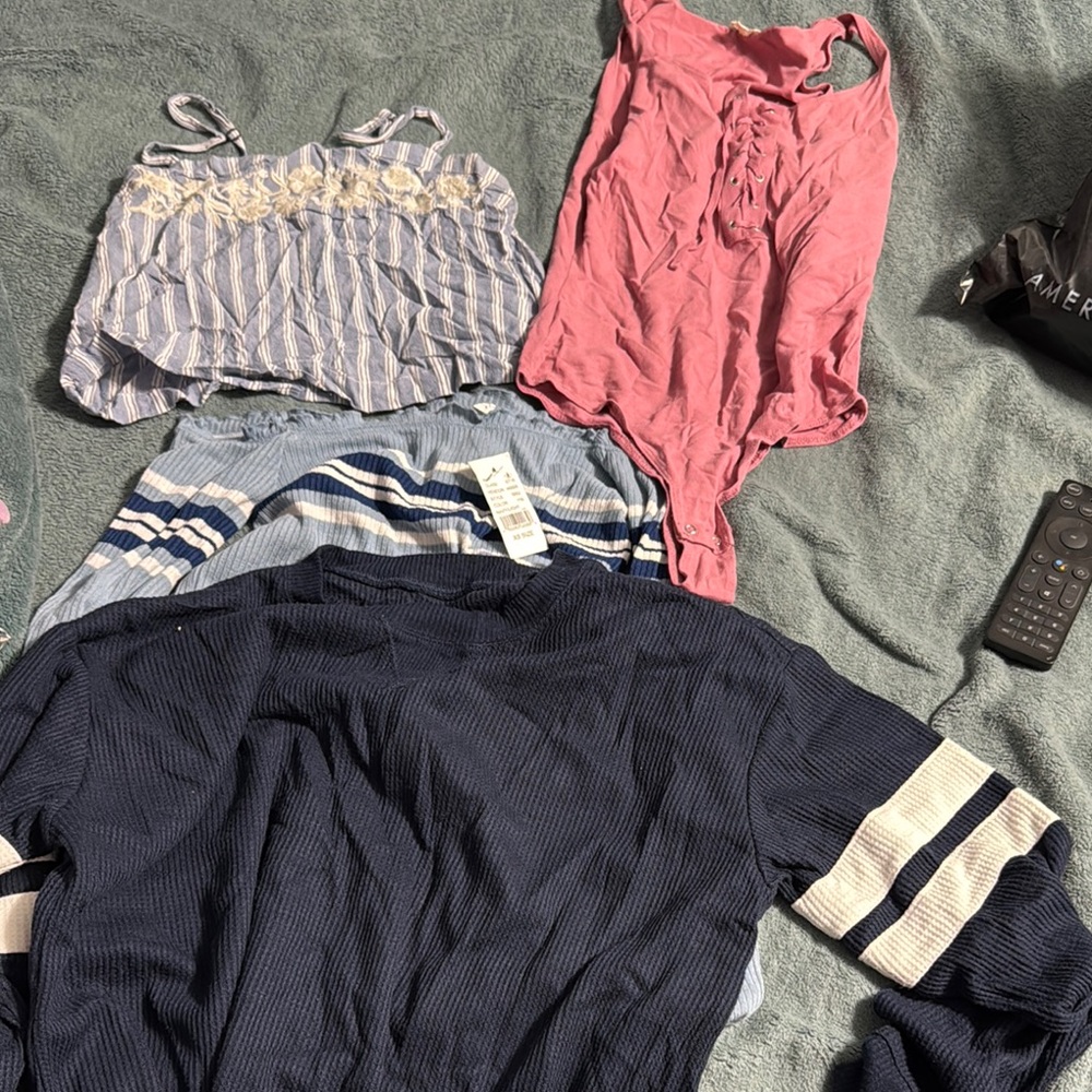Lot 3 tops 1 bodysuit Hollister Garage XS
